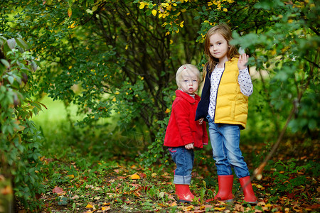 儿童雨鞋详情页秋天 两个姐姐在外面玩耍背景