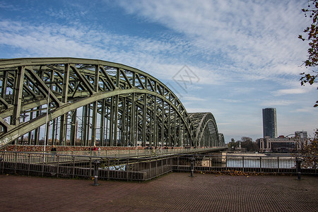 在科隆的莱茵河上拱桥蓝色大教堂铁路绿色棕色爱情天空城堡背景图片