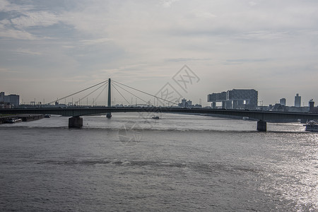 弗里茨科隆的莱茵河钢桥天空交通塔架蓝色穿越背景