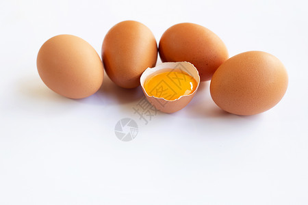 鸡蛋 白背景的黄黄色鸡蛋篮子烹饪叶子生活母鸡早餐农场工作室蛋壳饮食背景图片