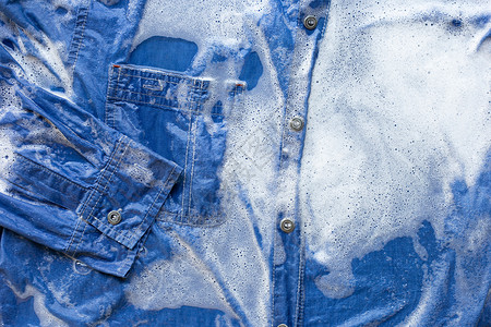 jeans湿的Jeans衬衫 水和洗篮子搪瓷家务洗衣店机器衣服肥皂洗澡蓝色身体背景