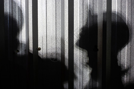 窗户人影人们在锌沃尔玛上留下阴影白色房子墙纸黑色人影窗户建筑木头窗帘背景