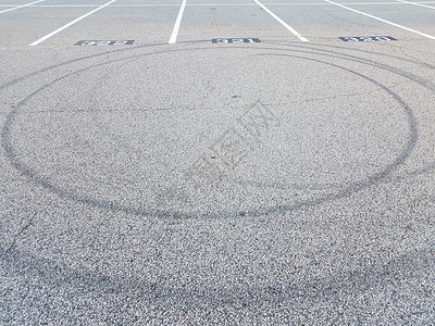 滑痕在停车场的螺旋或圆圈滑过标记曲目痕迹地面轮胎沥青停车位路面胎痕曲线背景