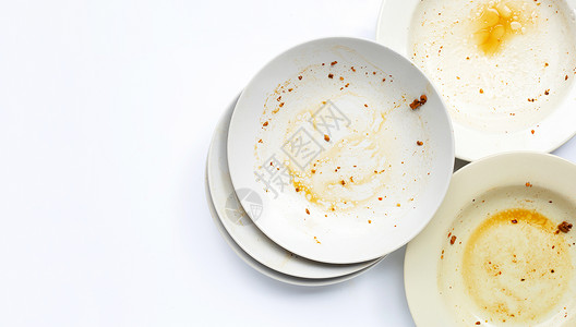 白色背景的脏盘子午餐餐具家务陶器杯子刀具勺子食物餐厅果汁图片