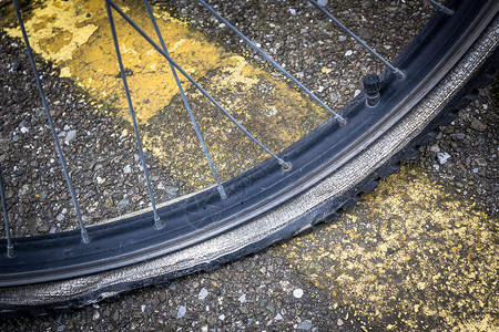 弱爆了平板轮胎漏洞运动汽车前景自行车爆胎旅行爱好故障车轮背景