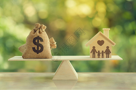 家庭基金房屋抵押贷款和家庭财务管理理念 木屋和心脏 家庭成员和美元麻袋在天平上 准备购买住宅的费用背景
