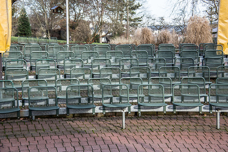 城堡公园露天舞台各行座位数列长凳论坛椅子听众坐姿金属背景图片