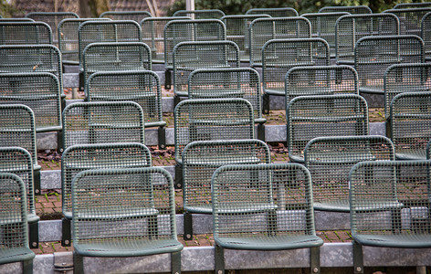 城堡公园露天舞台各行座位数列金属椅子论坛听众长凳坐姿背景图片