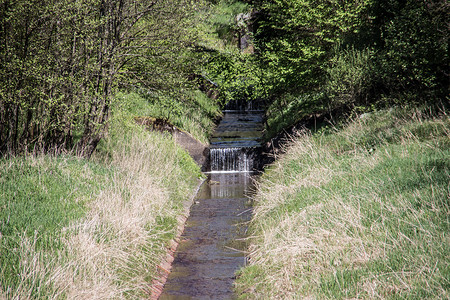 撤离点的布雷滕巴赫大坝水资源天空森林饮用水蓝色水库食物树木反思绿色背景