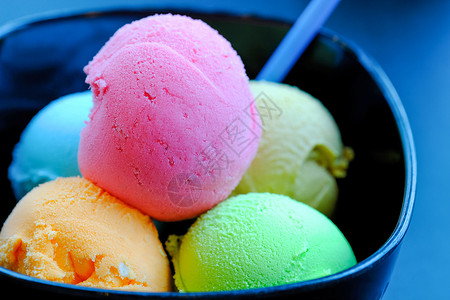 冰淇淋和柠檬白色橙子桌子产品蓝色黄色杯子薄荷榴莲奶油背景图片