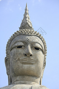 一个大佛的面孔寺庙蓝色旅行建筑学金子雕塑天空上帝宗教信仰背景图片
