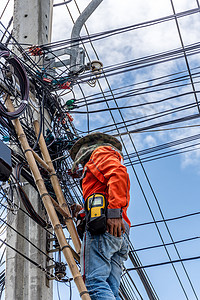 安装电线的工程装置电气化活力线员卡车基础设施电压通电运输高架背景图片