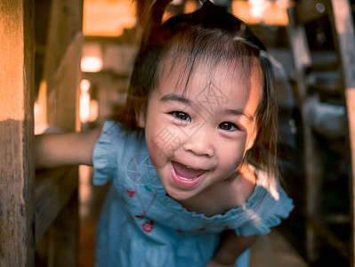 亚裔小女孩用阳光和妈妈玩偷看的游戏高清图片