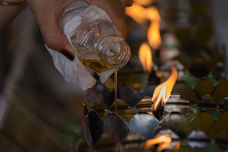 佛教火焰素材金属蜡烛灯寺庙灯笼蜡烛宗教佛教徒液体仪式文化金子火焰背景