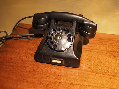 古老的旋转电话模拟黑色桌子背景图片