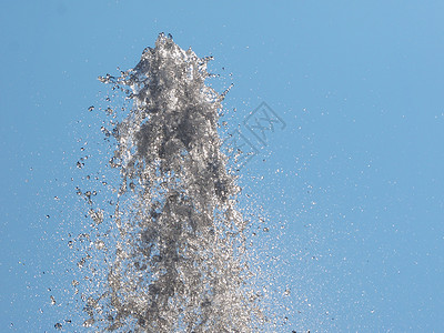 喷泉喷水天空速度地标喷射蓝色天气纪念碑运动水滴冻结背景图片
