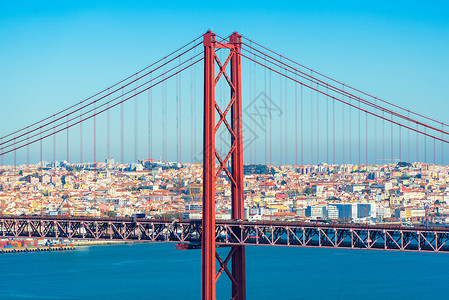 阿尔马达葡萄牙里斯本 4月25日大桥 背景上有汽车交通和全市全景的四月25日大桥 桥梁结构接近背景