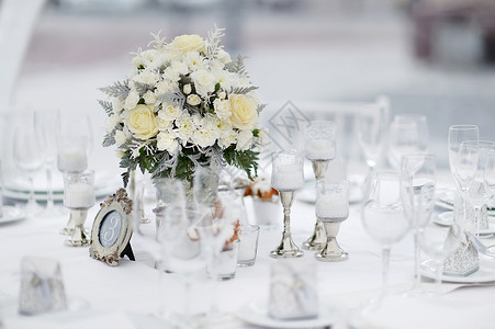 活动晚会或婚礼招待会的表格婚姻服务蜡烛玻璃奢华餐厅午餐磨砂环境餐饮背景图片