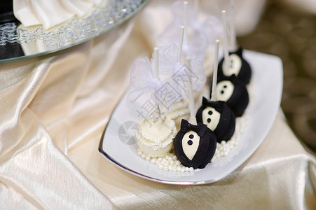 新娘和新郎蛋糕甜点婚礼接待甜品燕尾服赞成甜食美食食物裙子背景图片