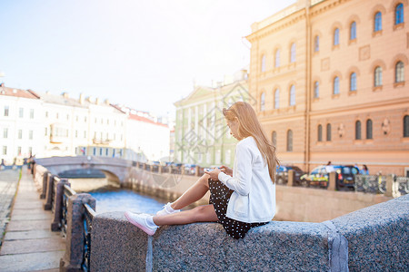 俄国圣彼得堡可爱的小女孩旅行文化场景大车游客城市观光历史性建筑学帝国背景