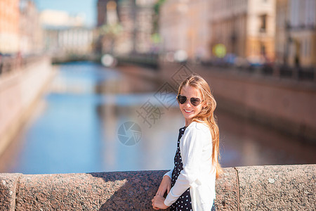 俄国桑克彼得堡可爱女孩博物馆历史秀场地标游客访问活动历史性雕塑场景背景图片