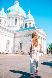 俄国桑克彼得堡可爱女孩旅游人员教会城市活动教练雕塑历史大车文化背景图片