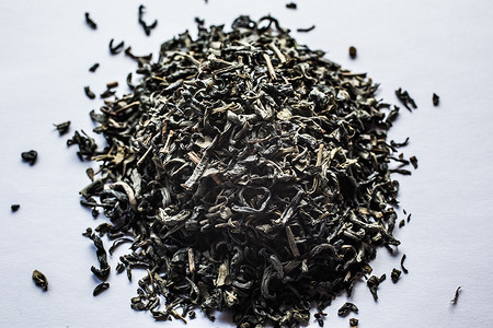 茶叶被压碎成堆饮料面包屑酿造芳香红茶绿茶树叶植物棕色背景图片