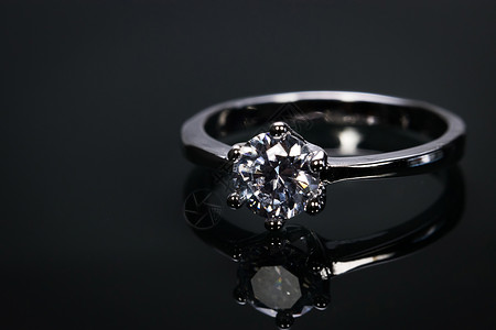 钻石里约豪华结婚戒指 大钻石晶体 在黑色背景上隔绝 镜子里反射着背景