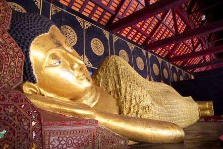 我是睡觉泰国清迈柴迪龙寺的卧佛 睡佛 是清迈最受欢迎的著名旅游景点寺庙之一背景
