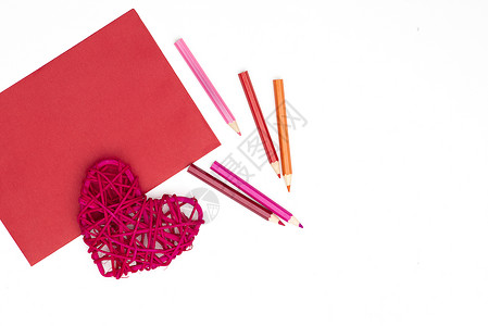 红色信封和彩色铅笔的心背景图片