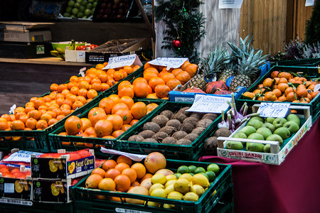 热带水果和坚果在圣诞节市场上的摊位食物圣诞市场健康年会展示背景图片