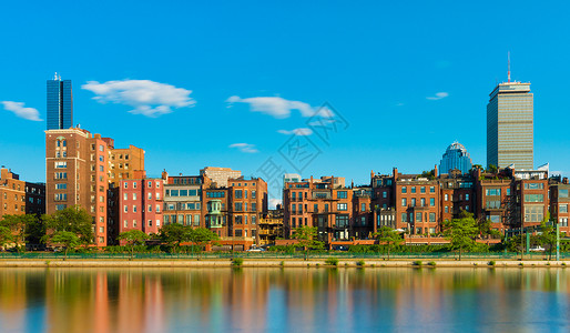 back美国波士顿 古老的历史房屋和摩天大楼 反映于波士顿Back海湾区水中背景