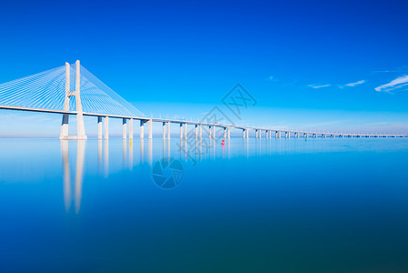 桥 葡萄牙里斯本 水面反射桥高清图片