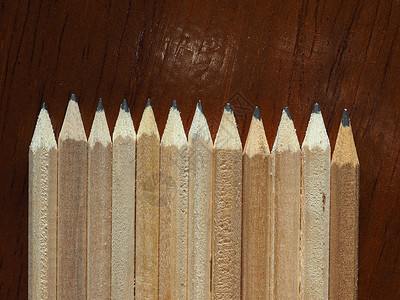 许多木铅笔素描写作绘画桌子背景图片