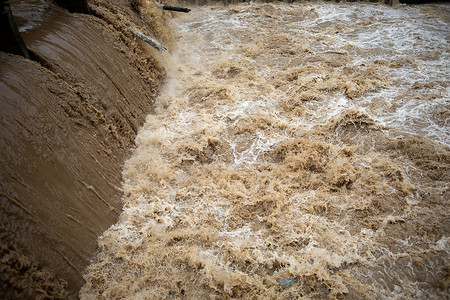 暴风雨过后洪水泛滥     带土壤混合的未开垦水地球气象泡沫下雨环境海岸线季节场景危险损害背景图片