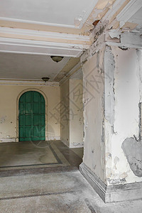 位于一座旧旧的废弃旅馆外 墙壁和模具有剥皮高清图片