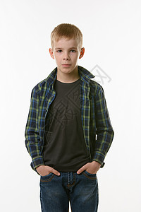 一个10岁男孩穿着格格衬衫和牛仔裤的肖像背景图片