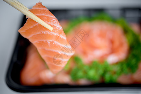 生菜新鲜鲑鱼刺片 日本食物鱼片牛扒寿司餐厅盘子美食海鲜橙子红色背景图片