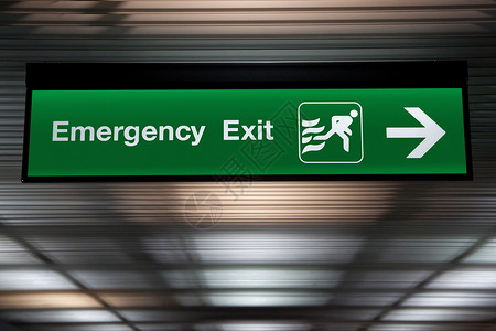 紧急出口指示牌紧急出口标志挂在机场天花板上背景