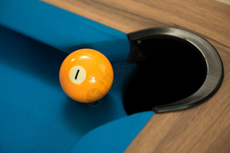 第1届以第1号为焦点的浅蓝色桌子上的游泳池球或台球背景