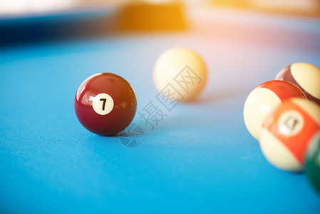光蓝桌上的球或球球 关注幸运圆球背景图片