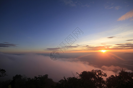 彩雾光效清晨日出 有雾蒸汽天空摄影农田视角田园色彩晴天场景山峰背景