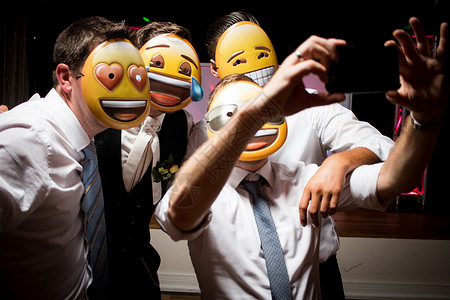 男人的化容面罩emoji面具校园学士单身朋友们教育娱乐啤酒青年男孩们工具背景图片