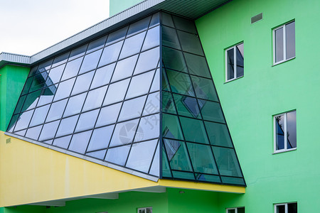 现代房子有玻璃墙 是绿色的漆着高清图片