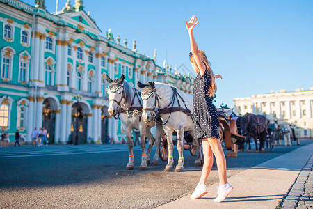 俄国桑克彼得堡可爱女孩旅游柱子场景景观旅行活动假期游客城市帝国背景图片