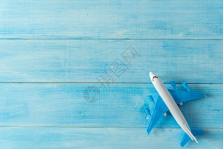 浅蓝色木板背景的空气平面微型图示假期乘客旅行旅游玩具白色喷射桌子蓝色空白背景图片