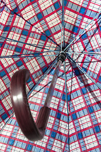 内伞木头金属蓝色白色天气红色下雨阳伞背景图片