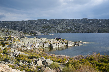 蓝色礁湖山葡萄牙的湖礁湖景观植被旅行水库蓝色公园国家全景环境石头旅游背景
