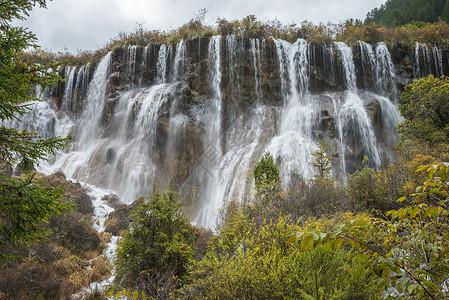Jiuzhaigou 河谷国家公园多层大瀑布运动白内障公园激流国家世界遗产岩石力量溪流风景背景图片
