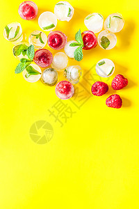 冰雪立方体中的白板和薄荷 顶部视图框架复制空间覆盆子红色水果绿色叶子饮料美食食物背景图片